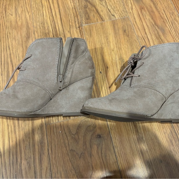 Trendy Gray Suede Lace-Up Boots - Picture 5 of 7